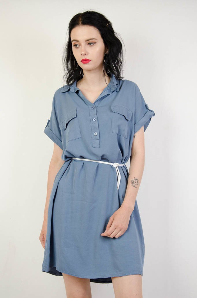 NIEBIESKA SUKIENKA SZMIZJERKA WIĄZANA W PASIE 