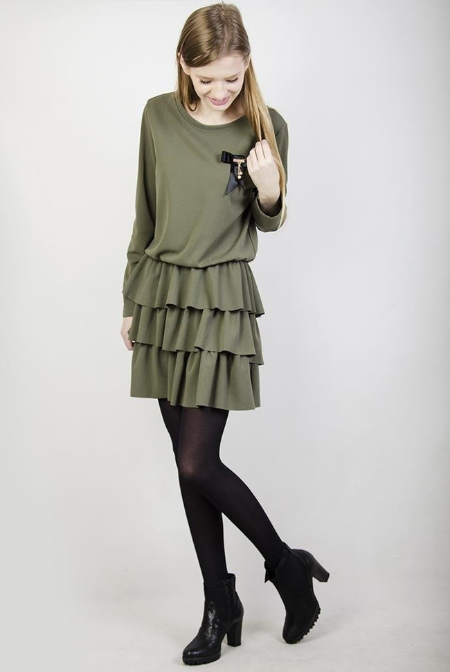 Zielona sukienka z falbankami i broszką