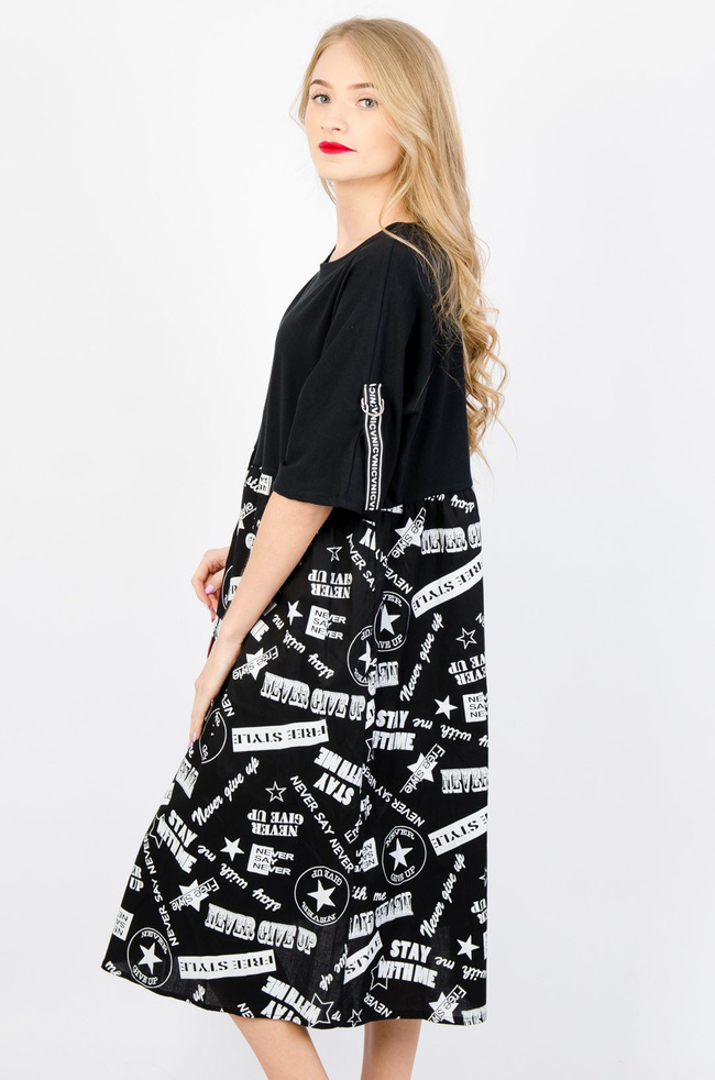 CZARNA ROZKLOSZOWANA SUKIENKA Z NAPISAMI