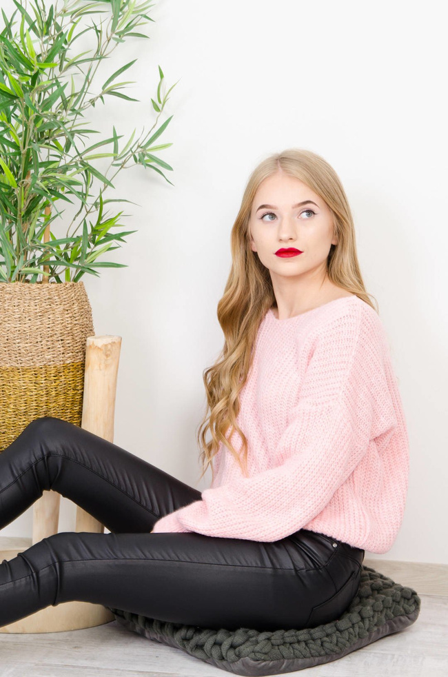 KRÓTKI RÓŻOWY SWETER Z DEKOLTEM W SZPIC