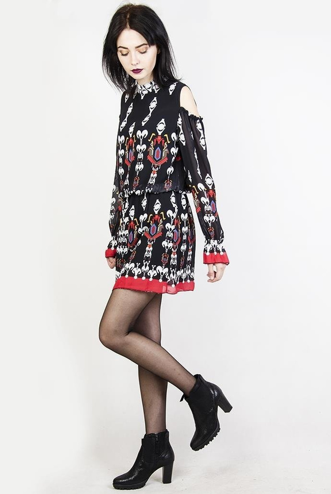 Wzorzysta sukienka z wycięciami na ramionach