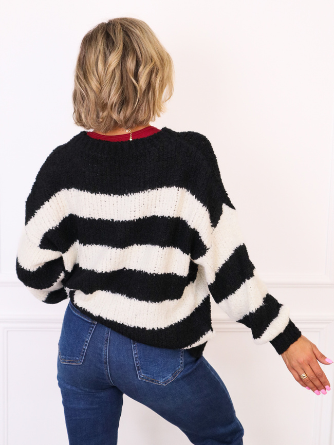 SWETER Z BUKLI W PASKI- CZARNY