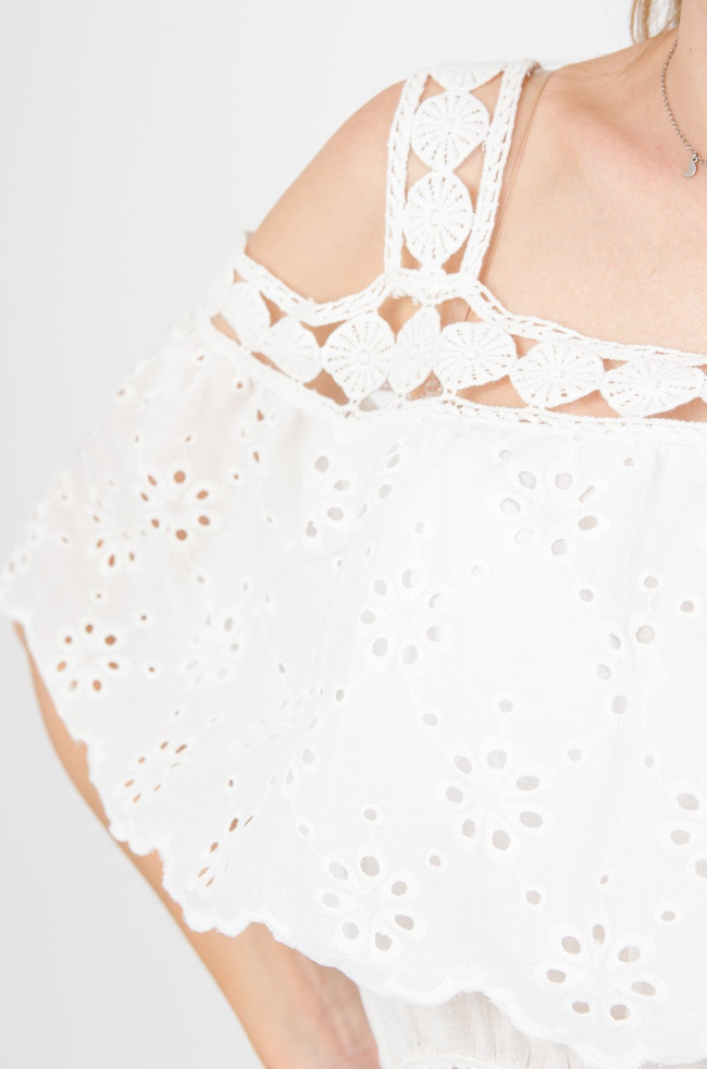 Biała ażurowa sukienka z hiszpańskim dekoltem