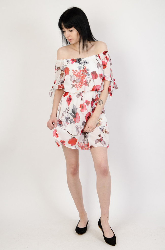 Biała sukienka hiszpanka w kwiaty