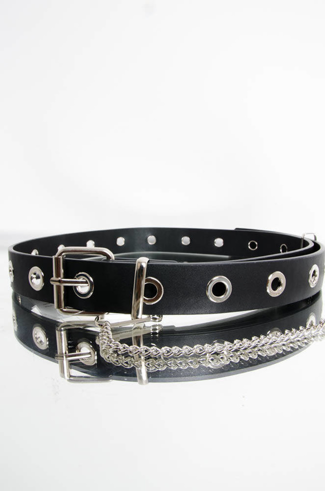 CZARNY PASEK Z METALOWYMI OCZKAMI I OZDOBNYM ŁAŃCUSZKIEM 