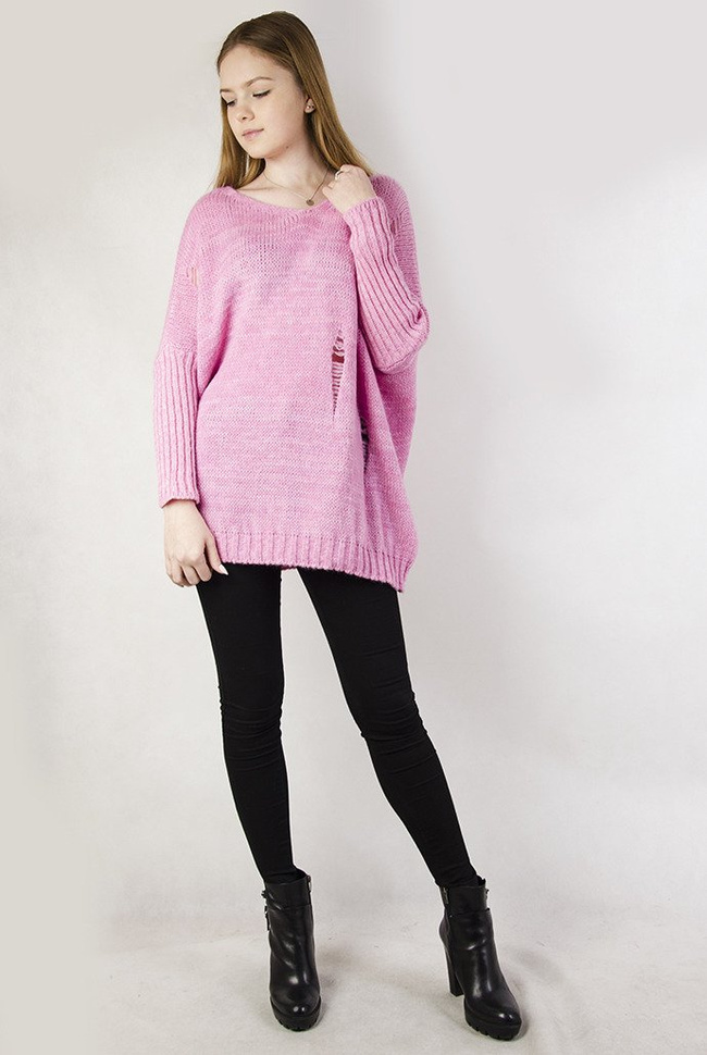 Różowy sweter oversize z dziurami oraz dekoltem w serek
