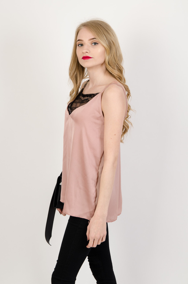 Różowa bluzka satynowa z koronką