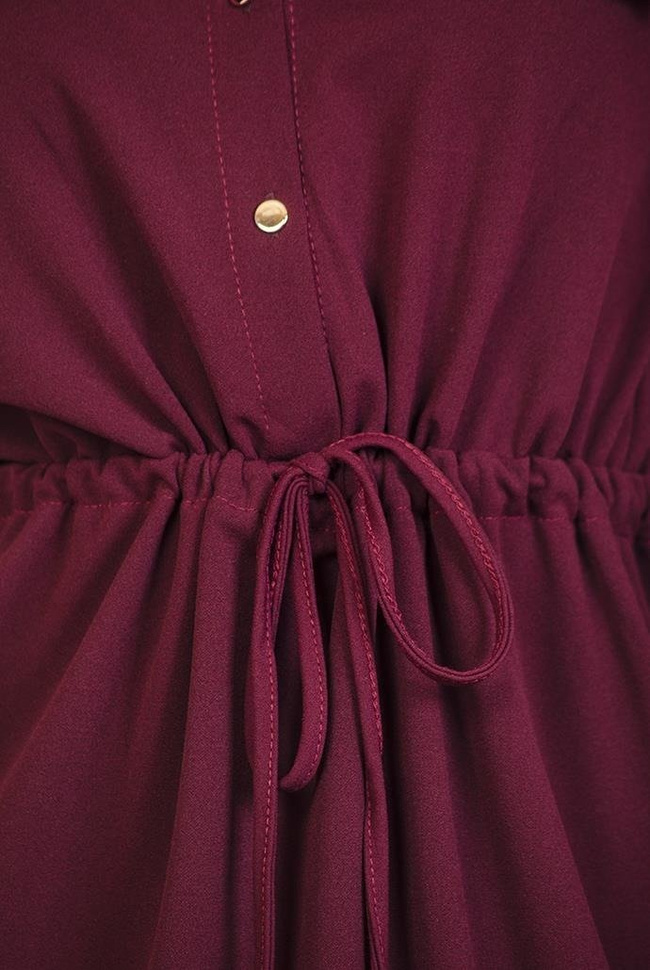 Bordowa sukienka ze ściągaczem w talii