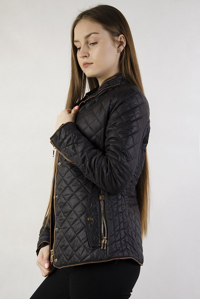 Czarna pikowana kurtka z brązowymi wykończeniami