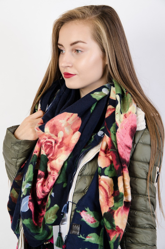 Granatowa chusta w kwiaty