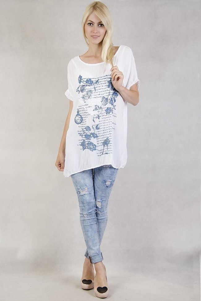 Biała bluzka z niebieskimi kwiatami
