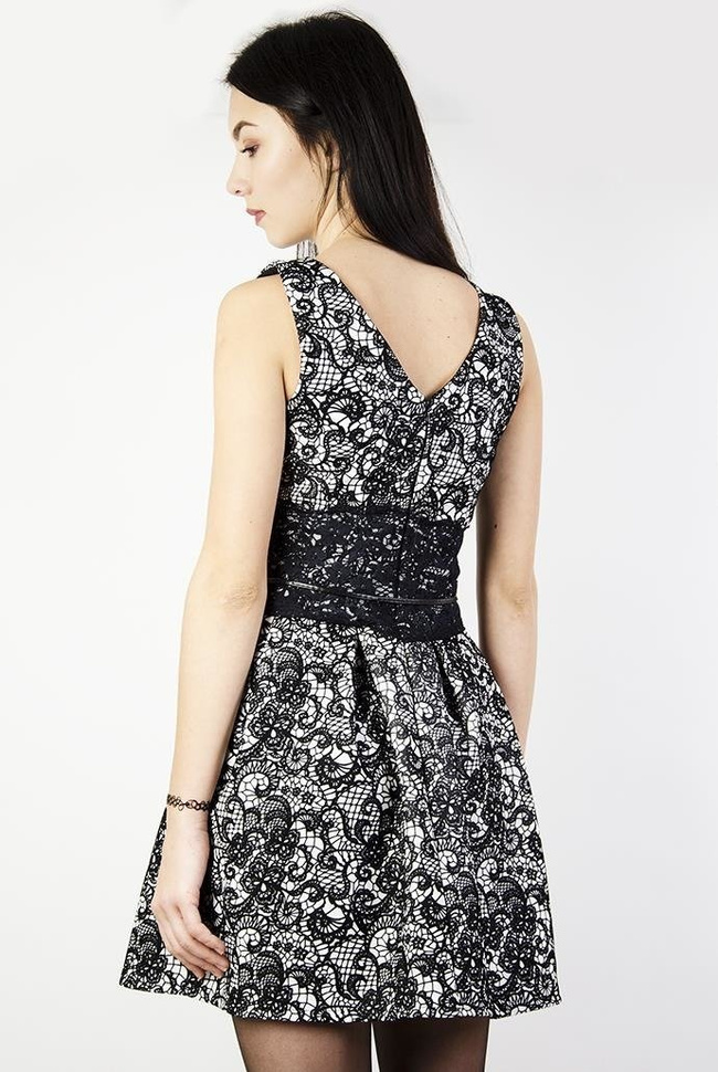 Biała sukienka z motywem kwiatowym, wykończona koronką