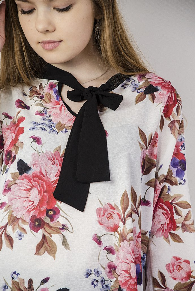 Biała bluzka w kwiaty wiązana przy dekolcie