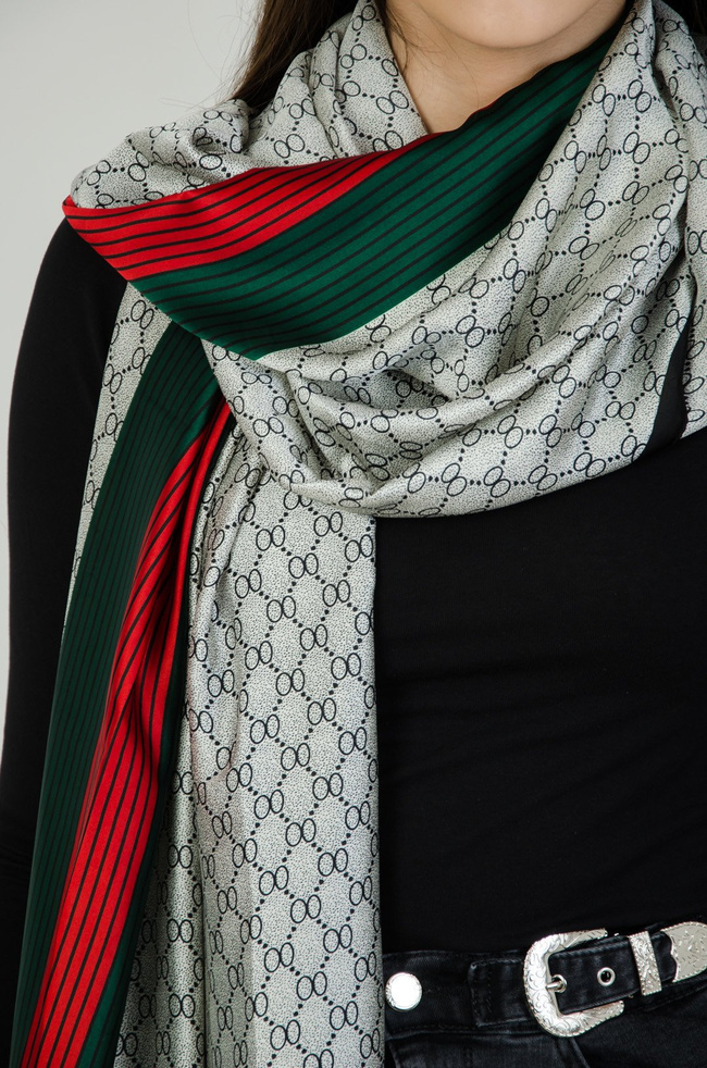 Satynowy srebrny szal w drobny wzór