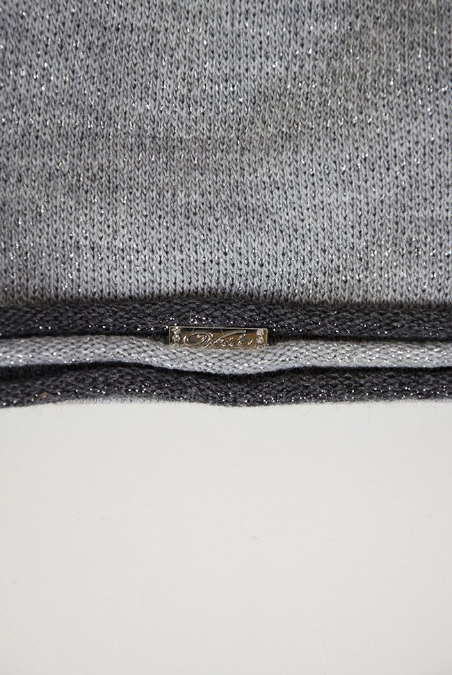 Jasnoszara czapka z ciemnoszarą obwódką