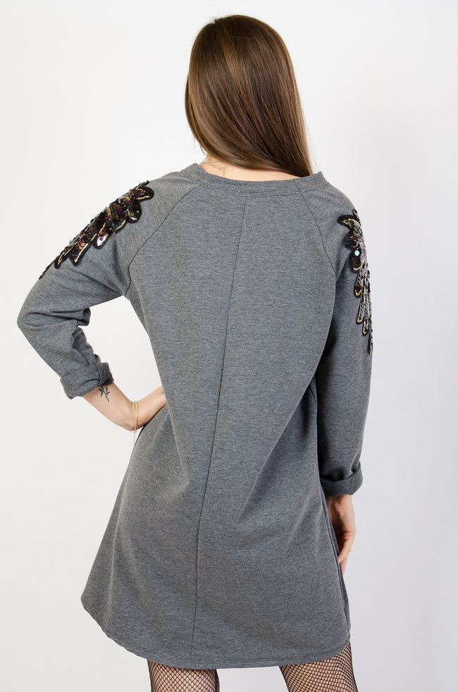 Szara sukienka oversize z ozdobnymi ramionami