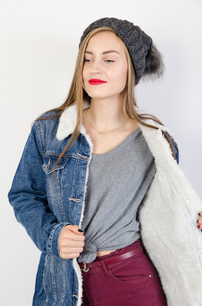 Ciemno szara grubo pleciona czapka z pomponem 