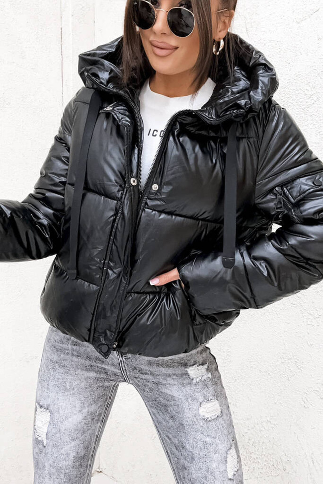 KURTKA Z KIESZENIĄ I ZAMKIEM NA RĘKAWIE- CZARNA