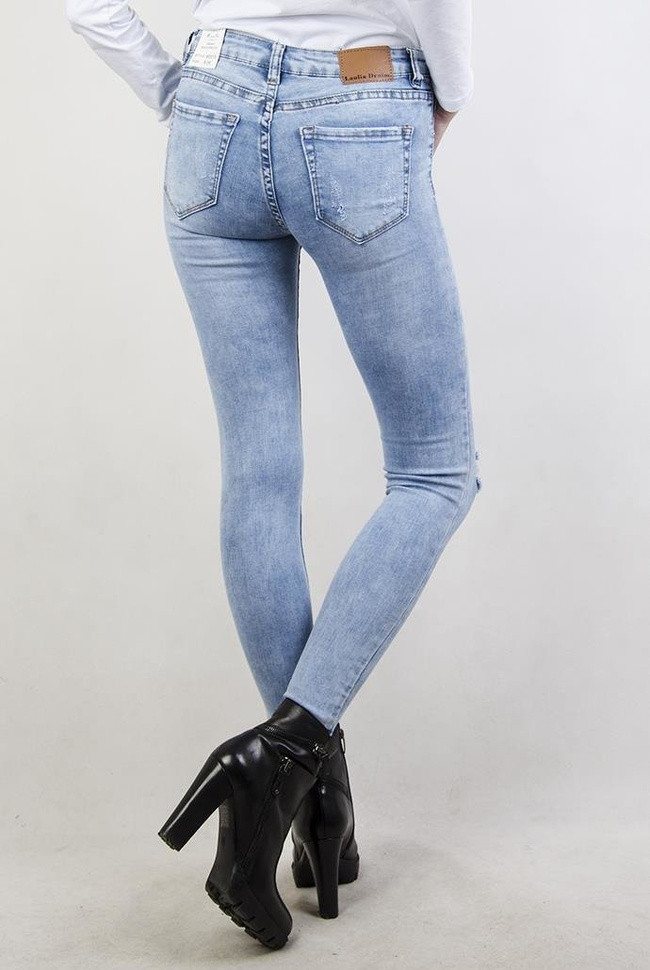 Jasne spodnie jeansowe, przylegające, z przetarciami