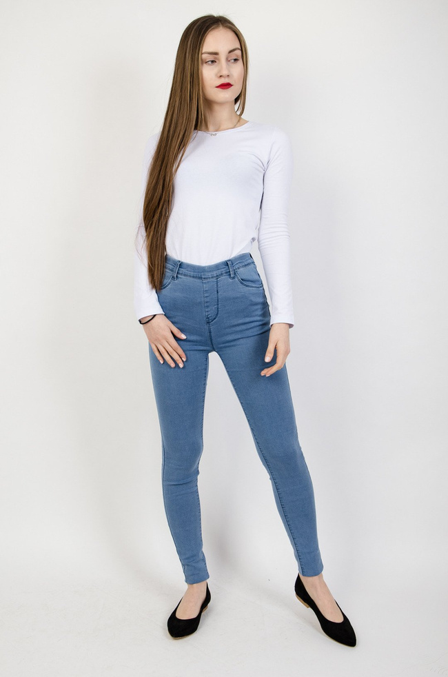 Niebieskie jegginsy z przylegającą nogawką