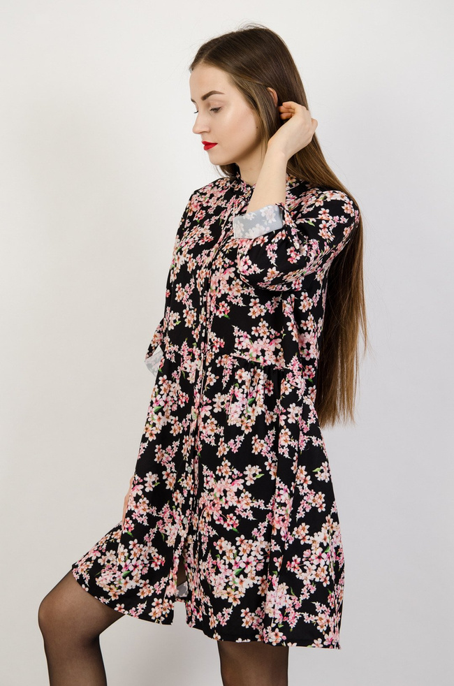 Czarna sukienka w drobne różowe kwiaty, zapinana na guziki