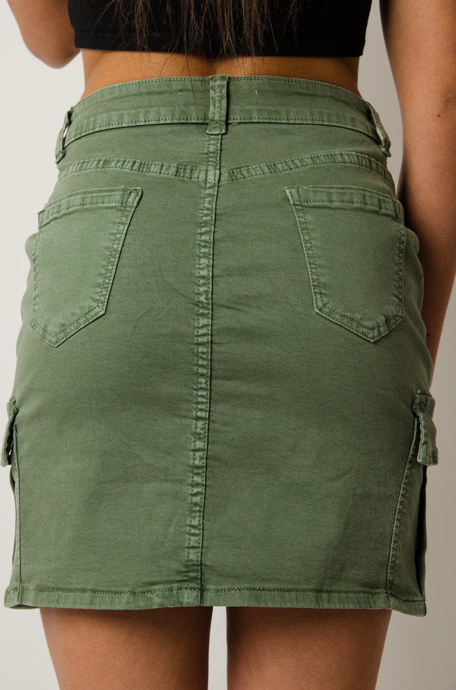 Zielona spódnica z kieszeniami po bokach