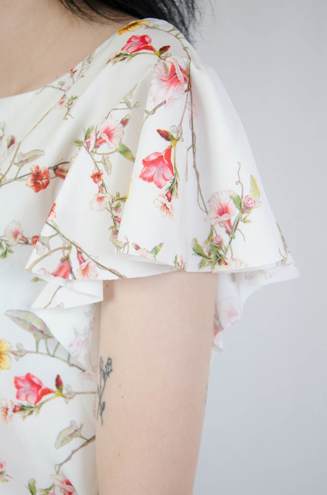 Biała bluzka w delikatne kwiaty