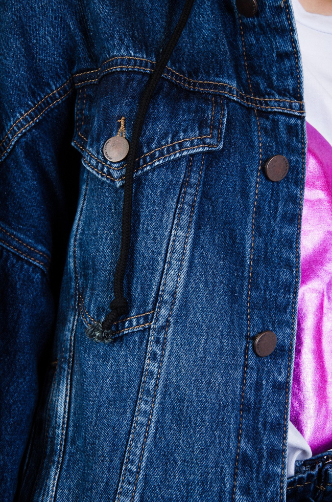 Ciemna kurtka jeansowa z kapturem oraz ściągaczem na dole