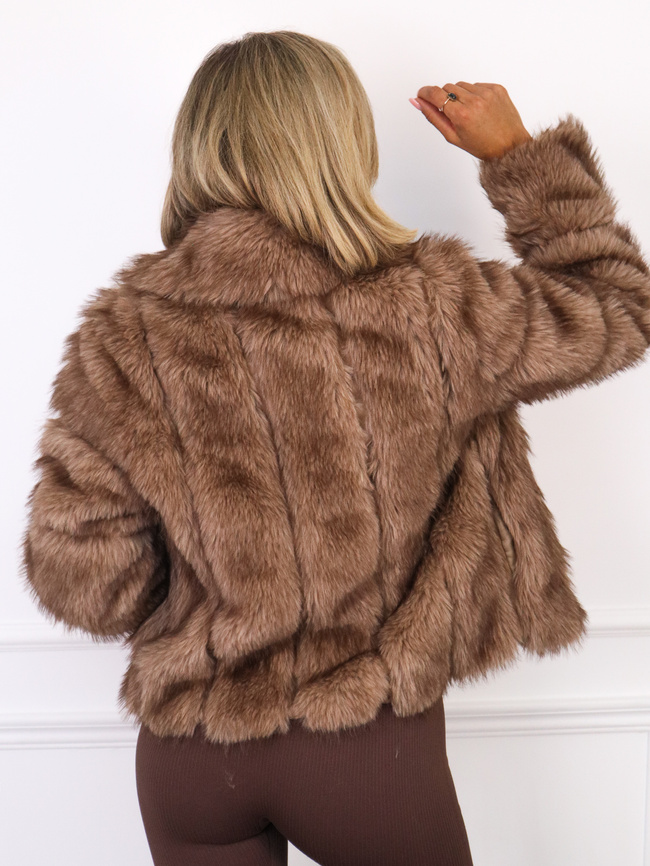 KRÓTKIE FUTERKO Z KOŁNIERZEM- CIEMNY BEŻ