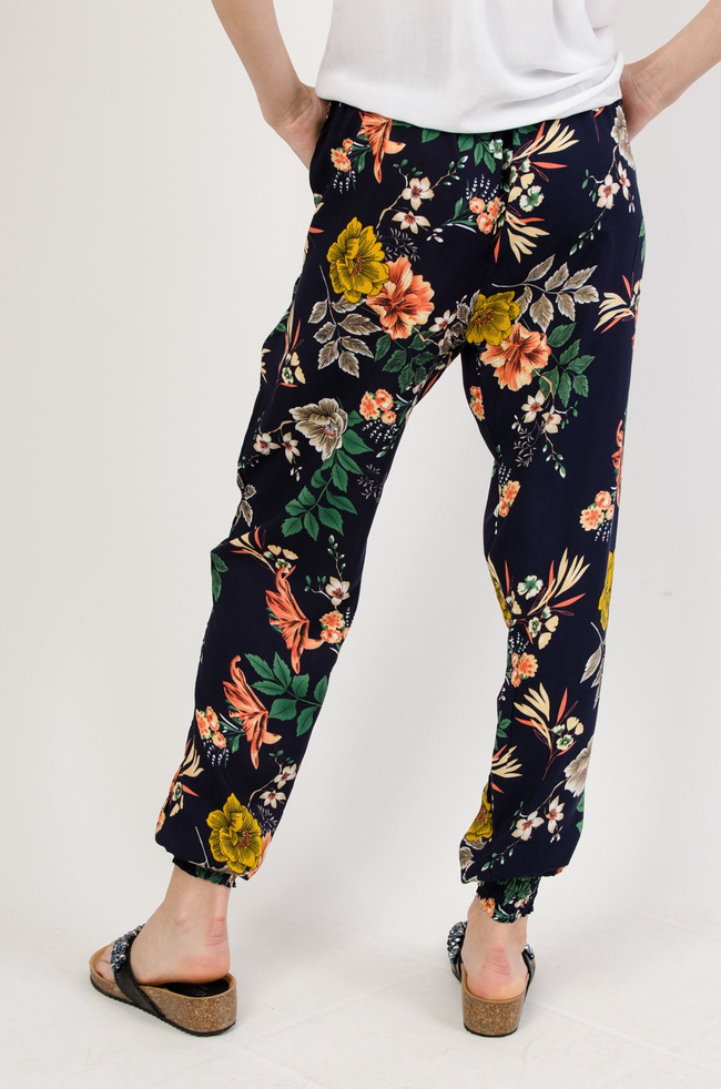 Granatowe alladynki w kwiaty