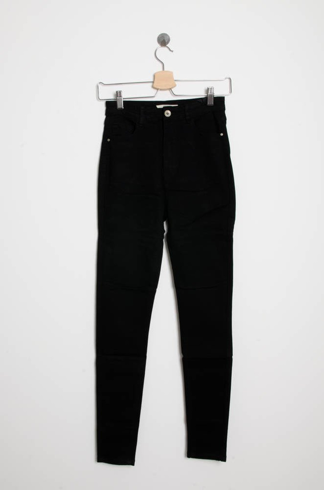 Czarne dopasowane spodnie z wysokim stanem