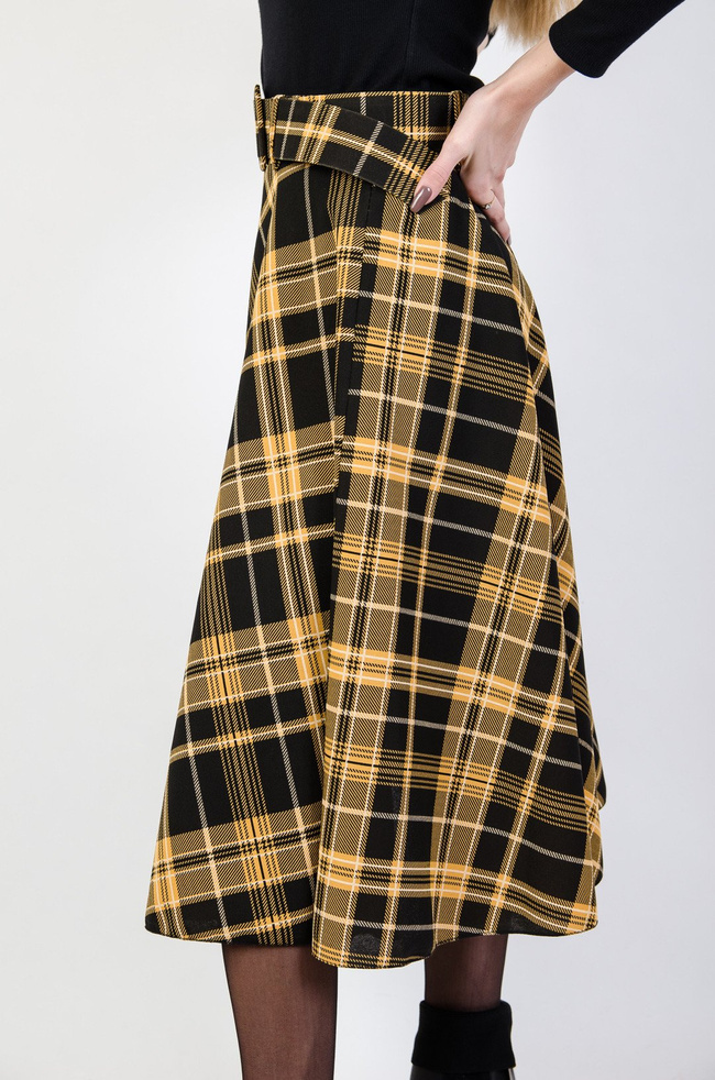 Żółta rozkloszowana spódnica w kratę z paskiem