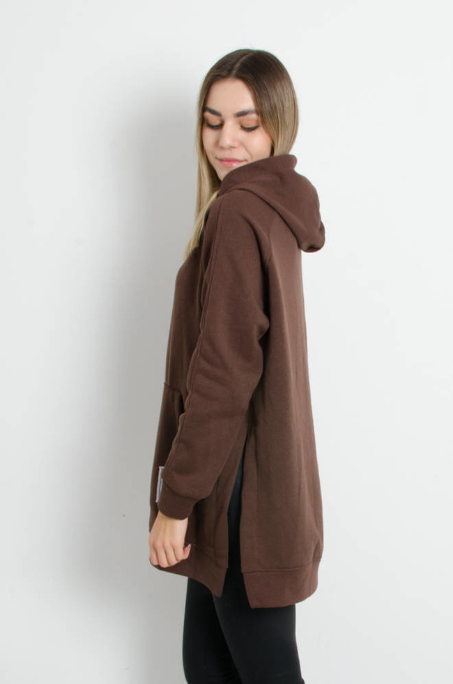 BLUZA OVERSIZE Z ROZCIĘCIAMI PO BOKACH I OZDOBNĄ NASZYWKĄ- CIEMNY BRĄZ