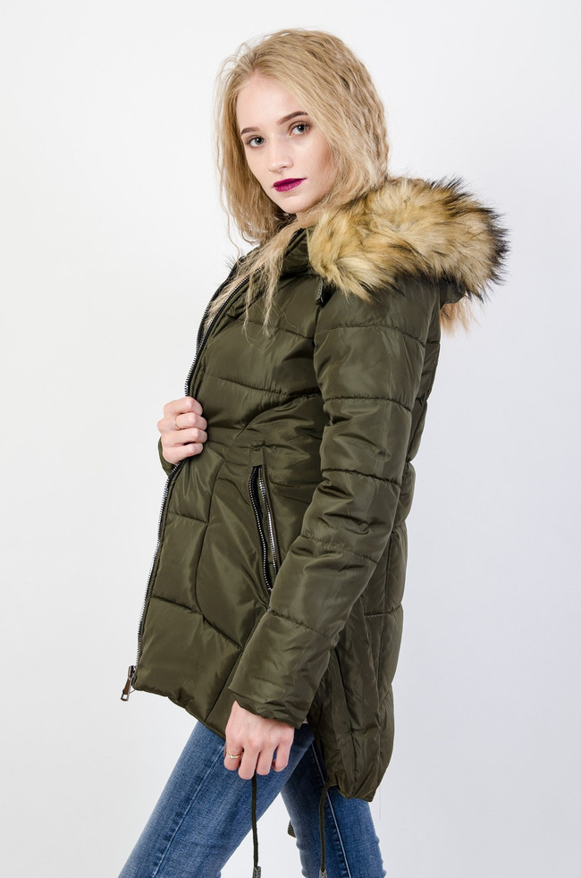 Zielona kurtka pikowana z rozcięciami po bokach