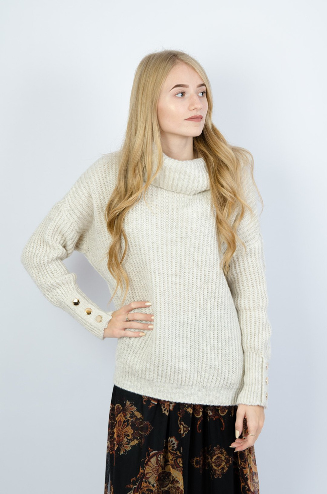 Beżowy sweter z golfem 