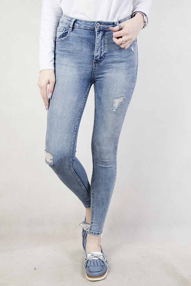 Jasne spodnie jeansowe z przetarciami