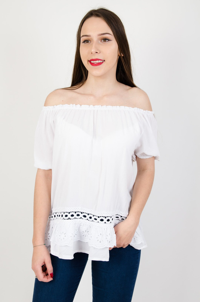 Biała bluzka z ażurowym wykończeniem + wisiorek