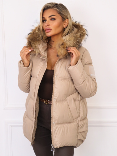 KURTKA ASYMETRYCZNA Z NASZYWKĄ NA RĘKAWIE I FUTERKIEM- BEŻOWA