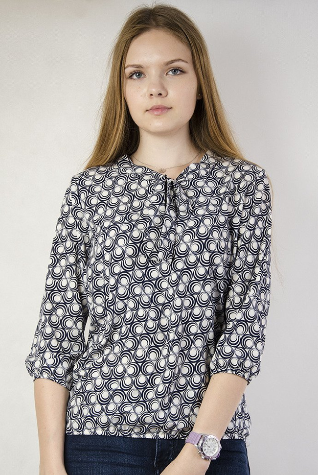 Biała bluzka w granatowe okręgi