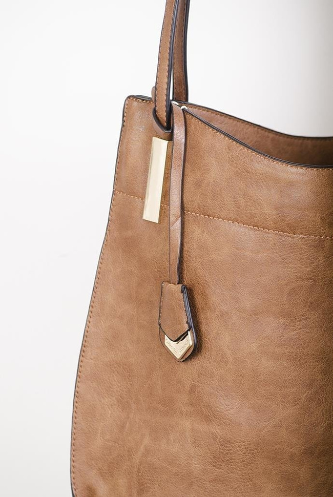 Duża, jasnobrązowa torebka z zawieszką