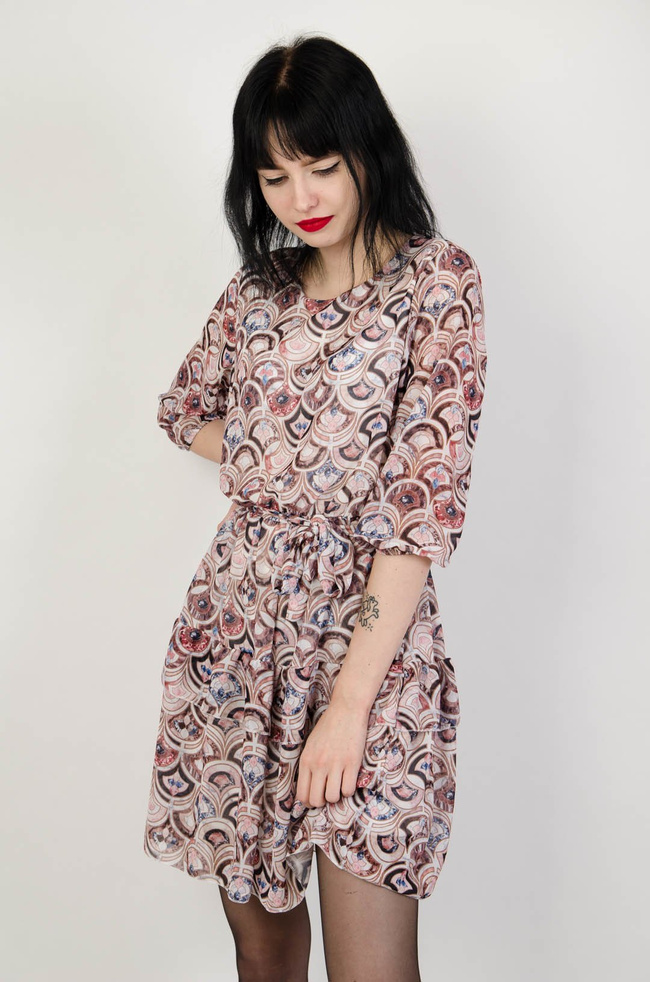 Wzorzysta sukienka z wiązaniem w pasie