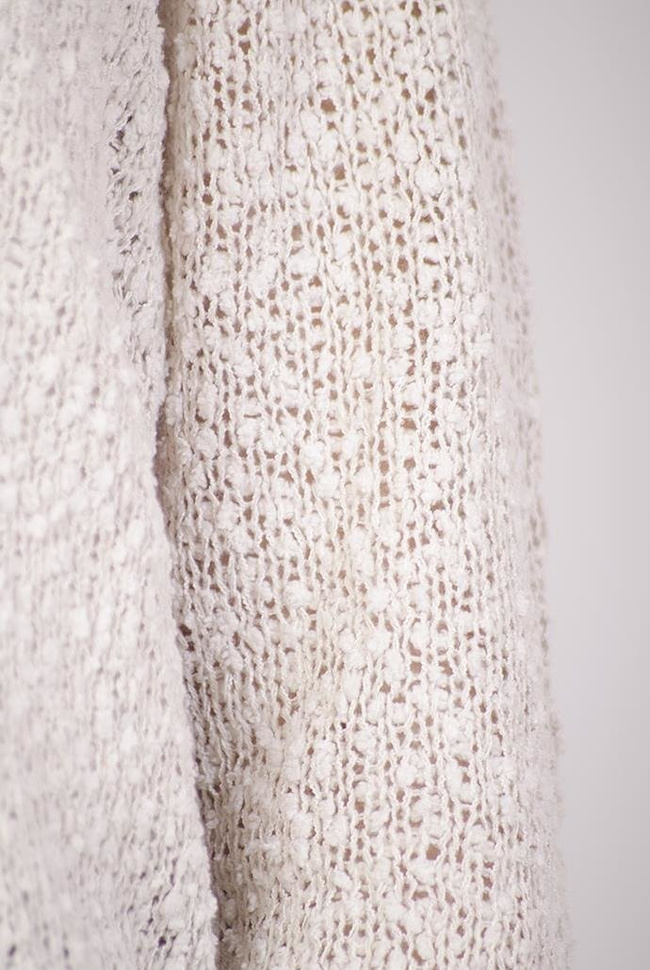 Beżowy sweterek o prostym kroju