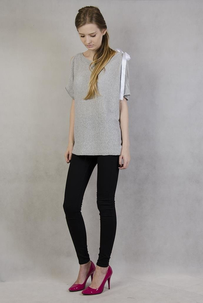 Krótki szary sweter ze wstążką i wycięciem