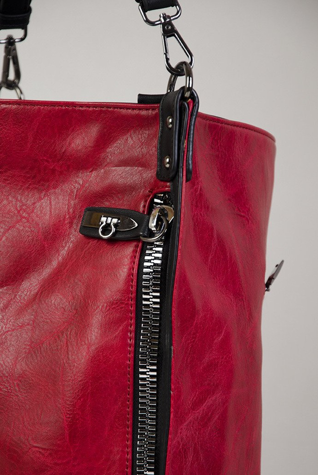 Duża czerwona torebka z ozdobnym zamkiem z boku