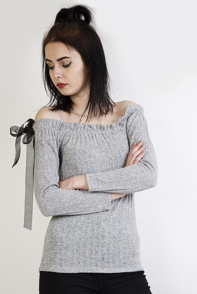 Szara prążkowana bluzka z odkrytymi ramionami wiązana czarną wstążką