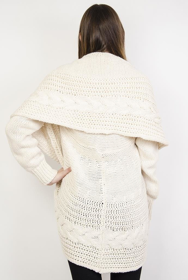 Gruby beżowy sweter typu kardigan z pięknymi wzorami