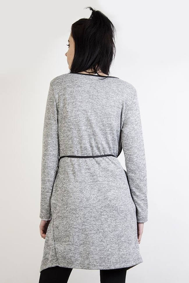 Jasnoszara narzuta wiązana w pasie