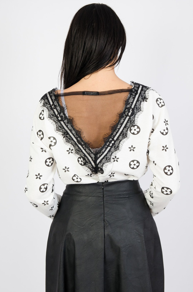 Biała bluzka z koronką oraz siateczką na plecach