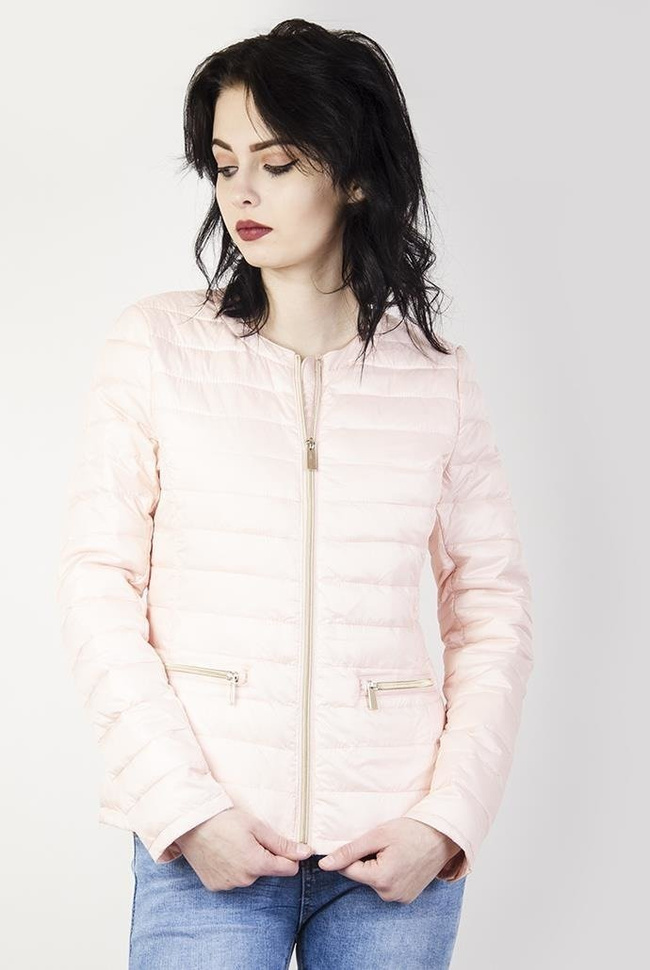 Jasnoróżowa kurtka pikowana z zamkami przy kieszeniach