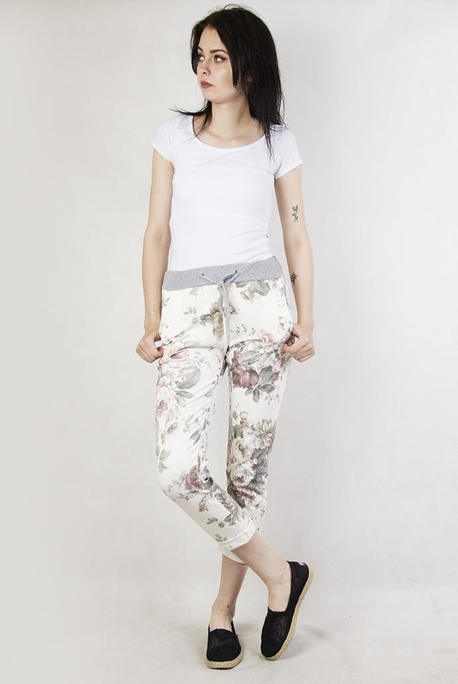 Białe spodnie dresowe w szare kwiaty